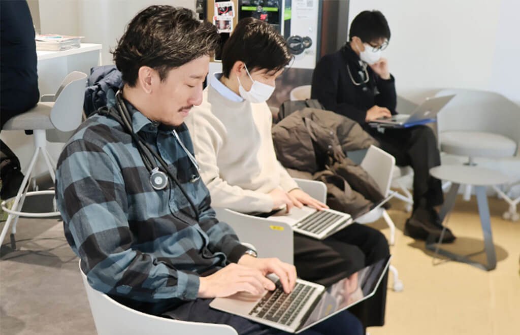 PCで作業する医師