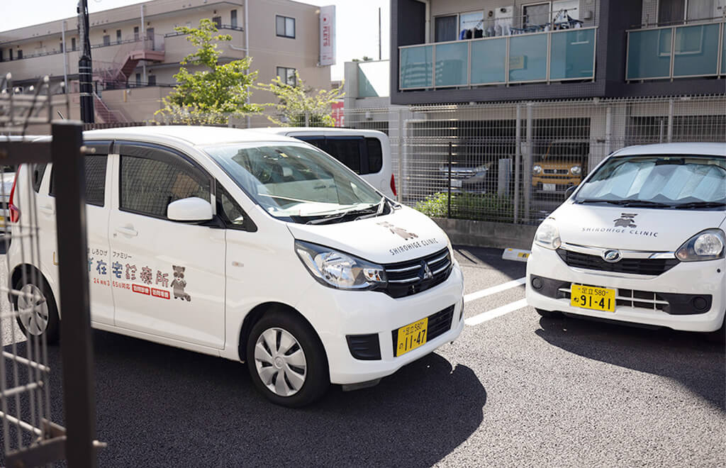 訪問診療に向かう診療車