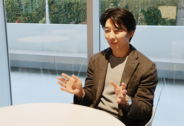 インタビューを受ける訪問診療の医師