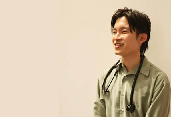 聴診器を肩にかけた医師