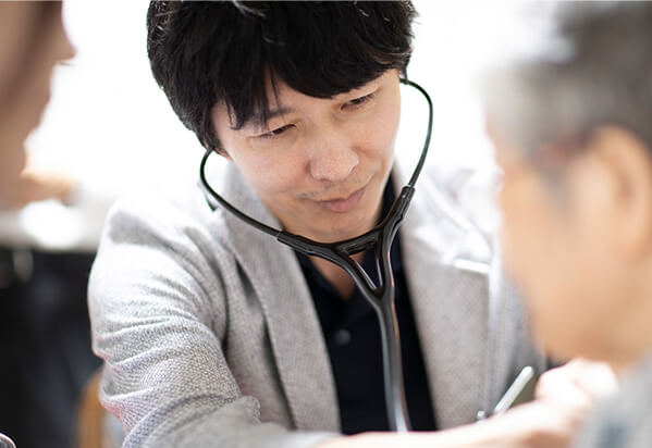 訪問診療をする医師