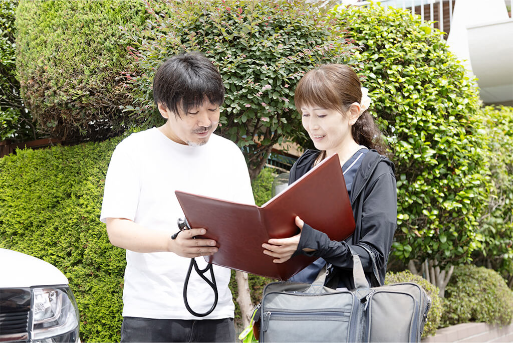 訪問診療中の医師と看護師の様子