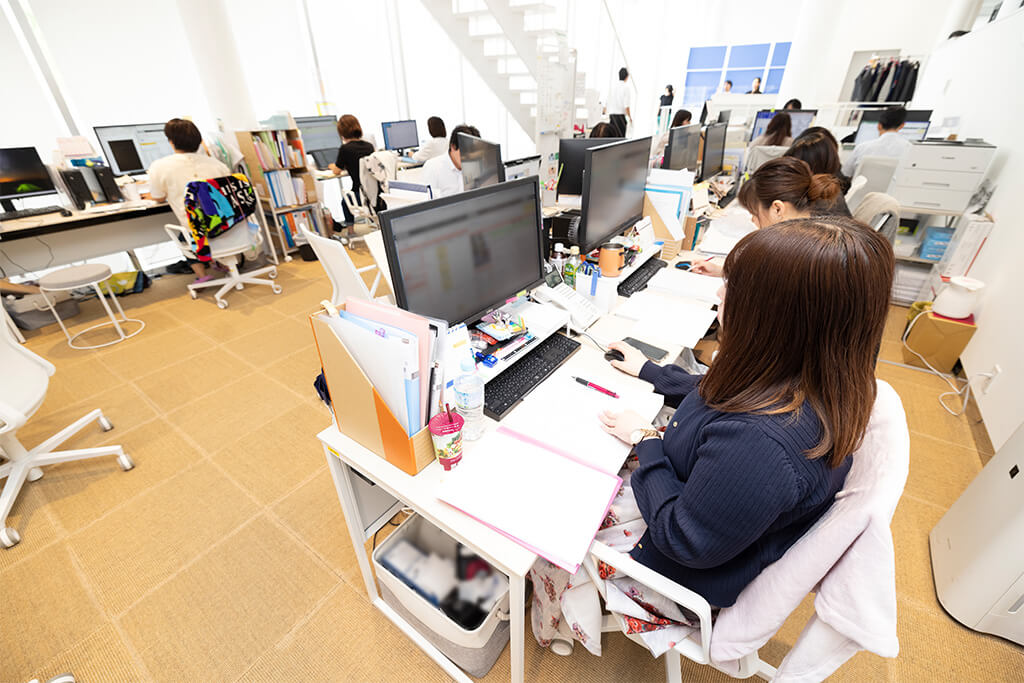 しろひげ在宅診療所の医事課の作業風景