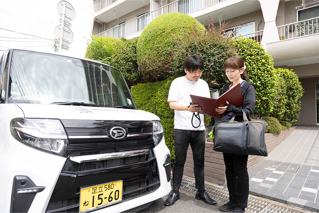 訪問診療に向かう医師と看護師の様子
