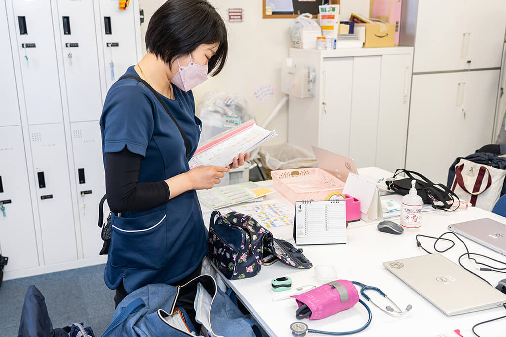 訪問看護師が書類を確認する様子