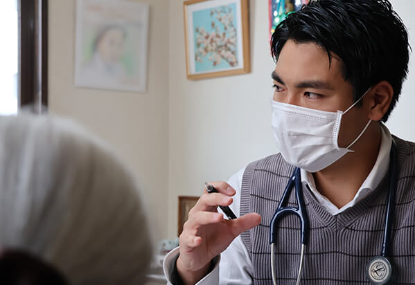 訪問診療をする医師