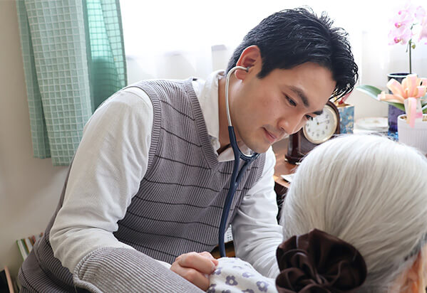 訪問診療をする医師