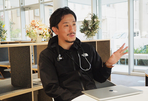 インタビューを受ける訪問診療の医師
