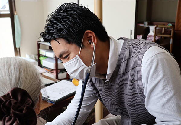 訪問診療をする医師