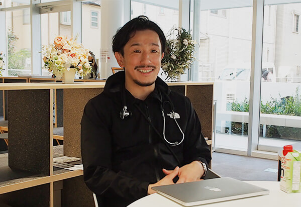 インタビューを受ける訪問診療の医師