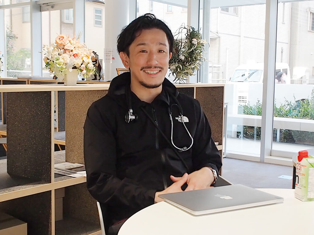 しろひげ在宅診療所で働く医師の写真