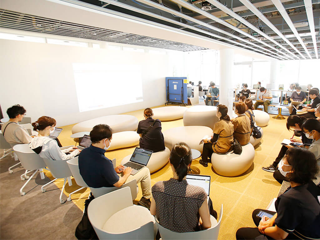 しろひげ在宅診療所での朝会の様子